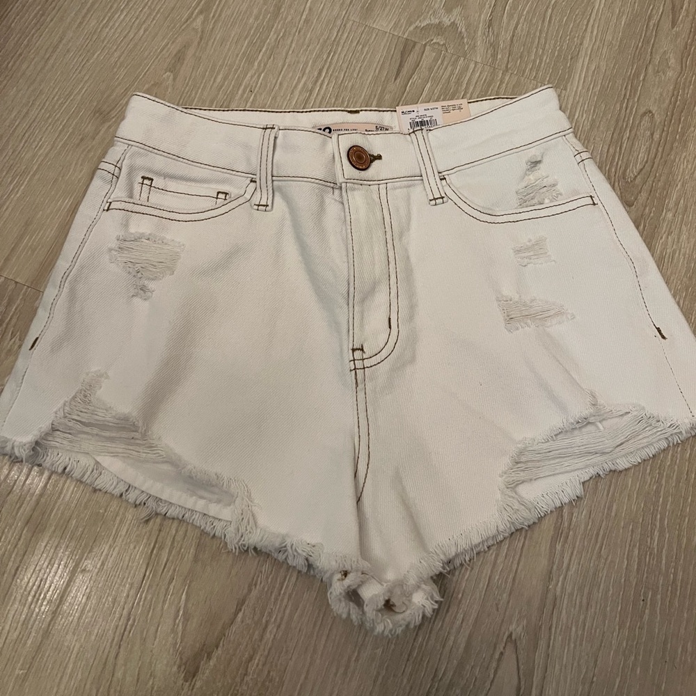Denim white cutoff shorts🤍🌈